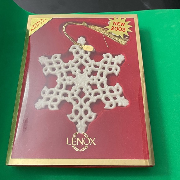 Lenox 2003 Snow Fantasies Snowflake Ornament - Picture 1 of 6
